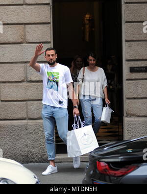 Milano, Marco Belinelli NBA star del Phila 76ers va shopping downtown Marco Belinelli, il primo e unico italiano ad aver vinto il titolo di campione del mondo con San Antonio Spurs nel 2014, dall'inizio dell'anno 2018 si trasferì a Phila 76ers proveniente da Atlanta Hawks. Recentemente il suo team è stato eliminato nei quarti di finale dal Boston Celtics e prende quindi la possibilità di godere di un paio di giorni di vacanza in Italia. Qui è questa mattina prendere un taxi per un appuntamento di lavoro da 'PRADA' in Via Montenapoleone, accompagnato come sempre da Elisa Guarnieri, suo agente. Marco essere Foto Stock