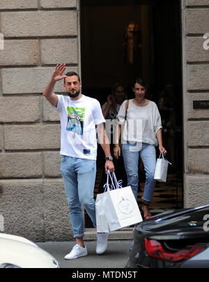 Milano, Marco Belinelli NBA star del Phila 76ers va shopping downtown Marco Belinelli, il primo e unico italiano ad aver vinto il titolo di campione del mondo con San Antonio Spurs nel 2014, dall'inizio dell'anno 2018 si trasferì a Phila 76ers proveniente da Atlanta Hawks. Recentemente il suo team è stato eliminato nei quarti di finale dal Boston Celtics e prende quindi la possibilità di godere di un paio di giorni di vacanza in Italia. Qui è questa mattina prendere un taxi per un appuntamento di lavoro da 'PRADA' in Via Montenapoleone, accompagnato come sempre da Elisa Guarnieri, suo agente. Marco essere Foto Stock