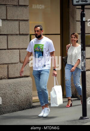 Milano, Marco Belinelli NBA star del Phila 76ers va shopping downtown Marco Belinelli, il primo e unico italiano ad aver vinto il titolo di campione del mondo con San Antonio Spurs nel 2014, dall'inizio dell'anno 2018 si trasferì a Phila 76ers proveniente da Atlanta Hawks. Recentemente il suo team è stato eliminato nei quarti di finale dal Boston Celtics e prende quindi la possibilità di godere di un paio di giorni di vacanza in Italia. Qui è questa mattina prendere un taxi per un appuntamento di lavoro da 'PRADA' in Via Montenapoleone, accompagnato come sempre da Elisa Guarnieri, suo agente. Marco essere Foto Stock