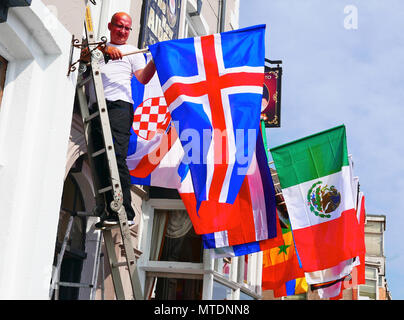 Blackpool, Regno Unito. Il 30 maggio 2018. Pub e bar in tutta l'Inghilterra si preparano per una intensa e proficua estate di Coppa del Mondo di calcio. Le bandiere di tutti i paesi concorrenti che adornano la parte esterna della nuova Albert sports bar in Blackpool's South Shore pronto per dare il benvenuto ai clienti per una festa del calcio. Kev Walsh Alamy/Live News Foto Stock