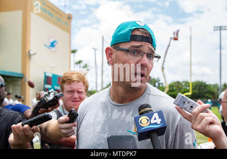 Davie, Florida, Stati Uniti d'America. Il 30 maggio 2018. I Delfini di Miami linea difensiva coach Kris Kocurek durante il team organizzato attività La Baptist Health Training Facility a Nova Southeastern University in Davie, Florida il 30 maggio 2018. Credito: Allen Eyestone/Palm Beach post/ZUMA filo/Alamy Live News Foto Stock