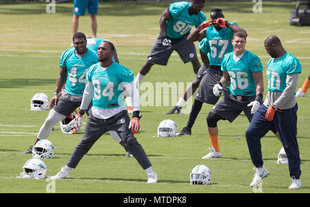 Davie, Florida, Stati Uniti d'America. Il 30 maggio 2018. Delfini di Miami difensivo fine Robert Quinn (94) si allunga durante il team organizzato attività La Baptist Health Training Facility a Nova Southeastern University in Davie, Florida il 30 maggio 2018. Credito: Allen Eyestone/Palm Beach post/ZUMA filo/Alamy Live News Foto Stock