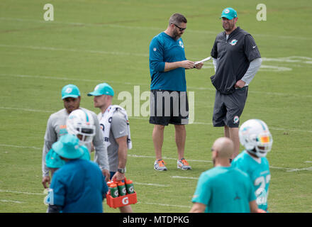 Davie, Florida, Stati Uniti d'America. Il 30 maggio 2018. Delfini di Miami Matt Burke e head coach Adam Gase durante il team organizzato attività La Baptist Health Training Facility a Nova Southeastern University in Davie, Florida il 30 maggio 2018. Credito: Allen Eyestone/Palm Beach post/ZUMA filo/Alamy Live News Foto Stock