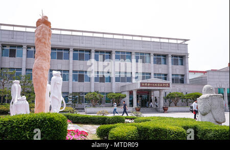 Seoul, Corea del Sud. Il 30 maggio 2018. Foto scattata il 30 Maggio 2018 mostra l'edificio di Cheong-Kwan-Jang ginseng fabbrica in Buyeo County del sud Chungcheong Provincia, Corea del Sud. Secondo le ultime statistiche della Corea del Sud Ministero dell'agricoltura, dell'alimentazione e gli affari rurali del paese le esportazioni di ginseng ha raggiunto un valore di 158.39 milioni di dollari nel 2017, con un 18,7% la crescita su base annua. Il tipico processo di produzione di fama mondiale ginsengs coreano comprende principalmente la pulizia a vapore, filtraggio, rifilatura e compattazione. Credito: Wang Jingqiang/Xinhua/Alamy Live News Foto Stock