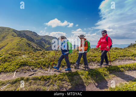 Donna con i suoi bambini escursioni in montagna rumena, attività ricreative Foto Stock