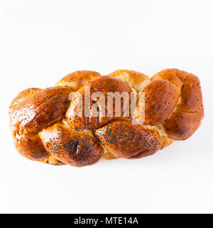 Pane intrecciato cosparso con semi di papavero, isolato su bianco. spazio copia Foto Stock