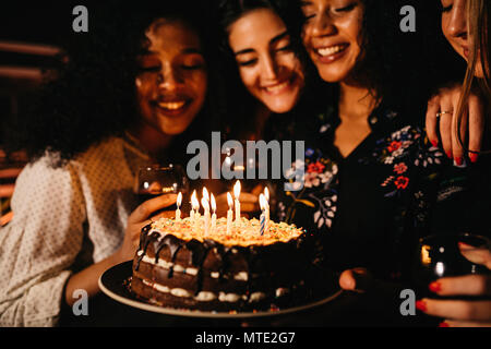 Un gruppo di giovani donne festeggia il compleanno a casa. Foto Stock