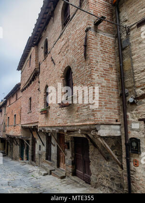 Case medioevali costruite sulle mura della città di Cortona, Toscana Italia Foto Stock