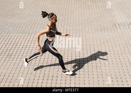 Femminile in volata nella città. Donna facendo giorno allenamento. Foto Stock