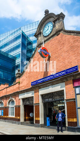 Una vista esterna di Hammersmith Stazione della metropolitana di Londra. Foto Stock