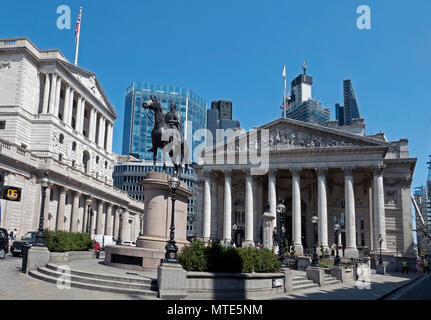 Vista dalla giunzione di banca della Bank of England, il Duca di Wellington statua & Royal Exchange sotto il chiaro Cielo di estate blu Foto Stock