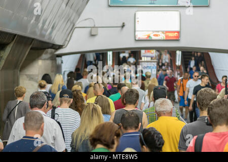 Le persone in Escalator in metro. persone in scale mobili Foto Stock