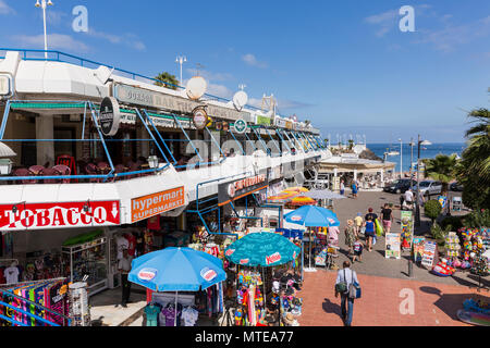 Centro commerciale con negozi di souvenir, bar e ristoranti del resort di Puerto Colon Playa de Las Americas, Tenerife, Isole Canarie, Spagna Foto Stock