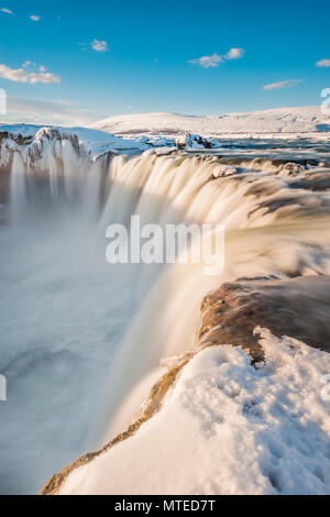 Cascata Góðafoss, Godafoss in inverno con neve e ghiaccio, fiume Skjálfandafljót, Norðurland vestra, Nord Islanda Foto Stock