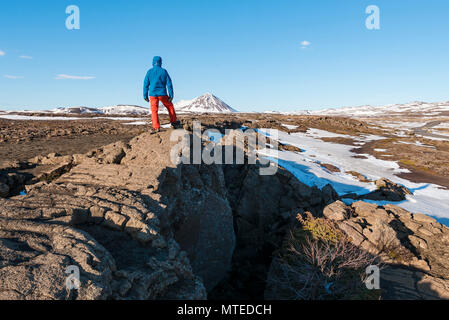 L uomo sta a livello continentale spaccatura tra Nord America e piastra eurasiatica, Mid-Atlantic Ridge, Rift Valley, Silfra Rift, Krafla Foto Stock