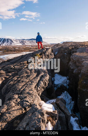 L uomo sta a livello continentale spaccatura tra Nord America e piastra eurasiatica, Mid-Atlantic Ridge, Rift Valley, Silfra Rift, Krafla Foto Stock