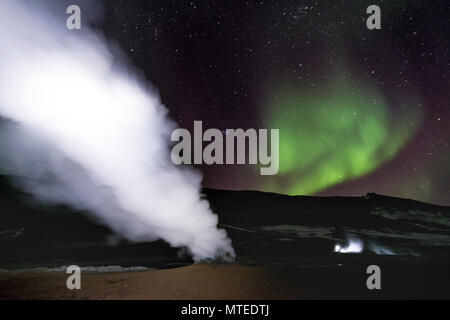 Fumarola, Hverir area geotermica, luci del nord (l'Aurora boreale, vicino Mývatn, Nord Islanda Islanda Foto Stock