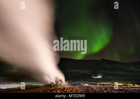 Fumarola, Hverir area geotermica, luci del nord (l'Aurora boreale, vicino Mývatn, Nord Islanda Islanda Foto Stock