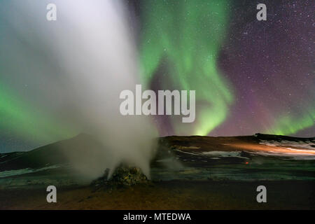 Fumarola, Hverir area geotermica, luci del nord (l'Aurora boreale, vicino Mývatn, Nord Islanda Islanda Foto Stock