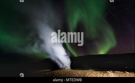 Fumarola, Hverir area geotermica, luci del nord (l'Aurora boreale, vicino Mývatn, Nord Islanda Islanda Foto Stock