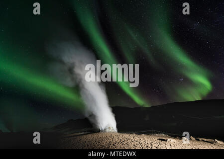 Fumarola, Hverir area geotermica, luci del nord (l'Aurora boreale, vicino Mývatn, Nord Islanda Islanda Foto Stock