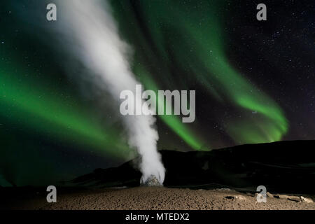 Fumarola, Hverir area geotermica, luci del nord (l'Aurora boreale, vicino Mývatn, Nord Islanda Islanda Foto Stock