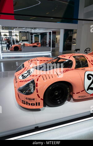 Berlino, Germania - 15 Maggio 2018: Porsche 917 20 Coupe Sau racing car dal 1971 soprannominato maiale Ping permanente al gruppo Volkswagen unità forum il 15 maggio 20 Foto Stock