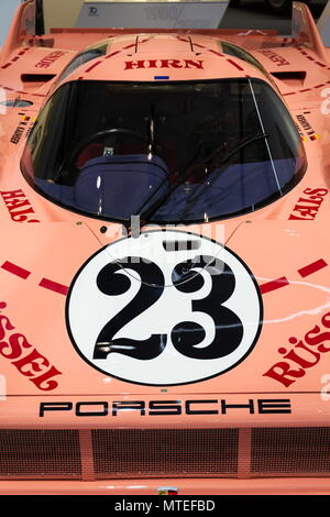 Berlino, Germania - 15 Maggio 2018: Porsche 917 20 Coupe Sau racing car dal 1971 soprannominato maiale Ping permanente al gruppo Volkswagen unità forum il 15 maggio 20 Foto Stock