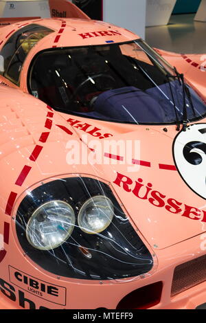 Berlino, Germania - 15 Maggio 2018: Porsche 917 20 Coupe Sau racing car dal 1971 soprannominato maiale Ping permanente al gruppo Volkswagen unità forum il 15 maggio 20 Foto Stock