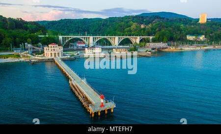 Drone vista del molo di Matsesta stazione marino un background del viadotto Matsesta nel giorno di estate, Sochi, Russia Foto Stock