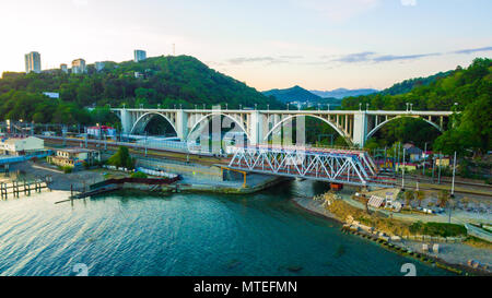 Drone Vista del viadotto Matsesta e ponte ferroviario sullo sfondo di montagne in giornata estiva, Sochi, Russia Foto Stock