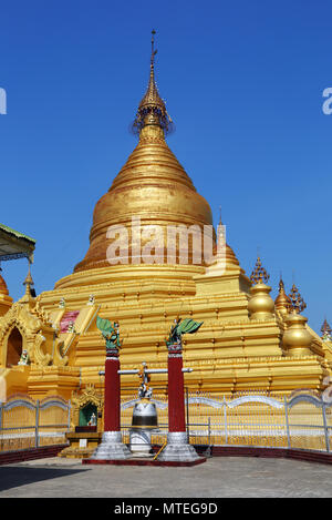 Il principale golden pagoda Kuthodaw nel tempio a Mandalay City, Myanmar (Birmania) Foto Stock