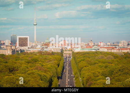 Berlino antenna skyline - Porta di Brandeburgo, la Torre della TV, il palazzo del Reichstag e la città rossa Hall Foto Stock