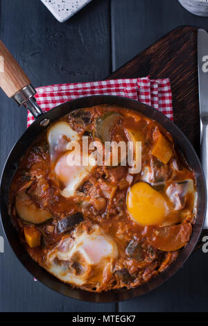 Shakshuka, uova fritte in salsa di pomodoro per il brunch pasquale. Spazio di copia Foto Stock