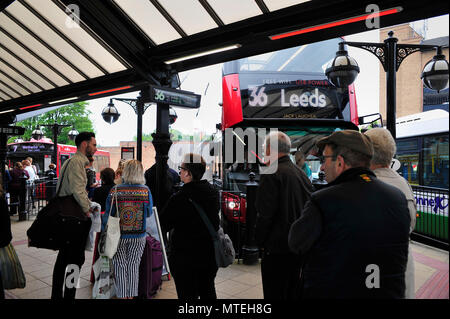 I passeggeri in attesa in Harrogate Stazione degli autobus a nord Yorkshire Regno Unito Foto Stock