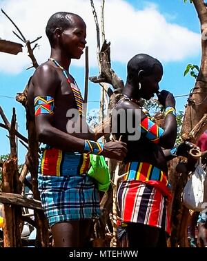 Ritratto di hamer trib uomini - 04-10-2012 valle dell'Omo, Etiopia Foto Stock