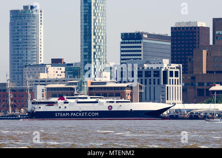 HSC Manannan catamarano ad alta velocita' traghetto per auto che corre tra Douglas IOM e Liverpool ad attraccare in Liverpool. Foto Stock