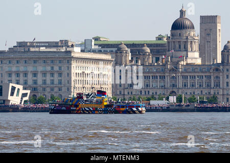 Il Traghetto Mersey Snowdrop in Razzle Dazzle livrea navigando sul fiume Mersey in Liverpool Regno Unito. Foto Stock