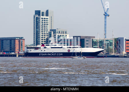 HSC Manannan catamarano ad alta velocita' traghetto per auto che corre tra Douglas IOM e Liverpool ad attraccare in Liverpool. Foto Stock