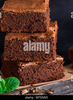 In pezzi quadrati di cotto brownie giacciono in un mucchio, close up Foto Stock