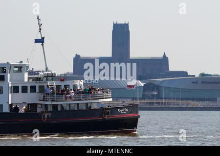 Il Traghetto Mersey Royal Iris navigando sul fiume Mersey in Liverpool Regno Unito con la cattedrale di Liverpool in background Foto Stock
