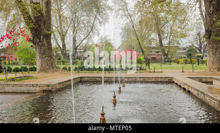 Questa immagine è di un enorme giardino nel Kashmir India, in totale ci sono più di 200 le fontane di acqua in questo bel giardino per i quali questa è famosa. Foto Stock