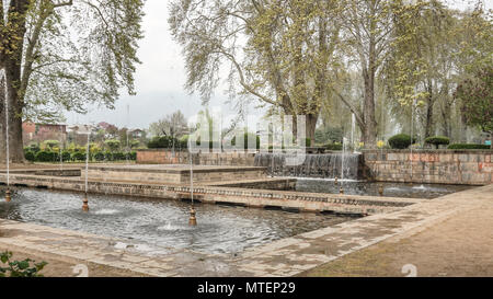 Questa immagine è di un enorme giardino nel Kashmir India, in totale ci sono più di 200 le fontane di acqua in questo bel giardino per i quali questa è famosa. Foto Stock