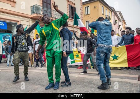 Gruppo di immigrati africani provenienti dal Senegal, il 15 aprile 2018, in Corso Mazzini a Cosenza, Calabria, Italia Foto Stock