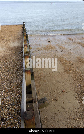 Sandy beachGroin a Bembridge ingresso del porto Foto Stock