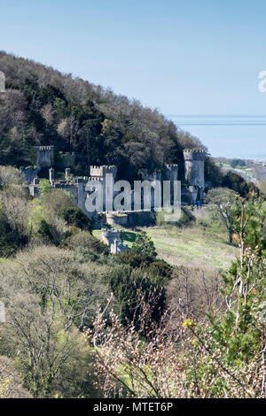 Il castello di Gwrych sulla costa settentrionale del Galles visto dal Tan y gopa boschi Abergele Foto Stock