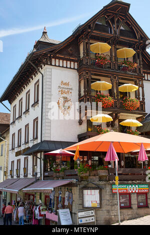 Hotel Pfaff, top di Triberg high street e colorati di finestre e di ombra unbrellas sui balconi Foto Stock