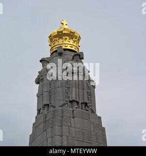 Statue in pietra di soldati con corona d'oro sulla parte superiore, dettaglio della fanteria memoriale per i soldati della prima guerra mondiale, progettato da Edouard Vereycken Foto Stock