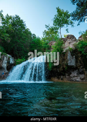 Una piccola cascata si trova in Fossil Creek, AZ Foto Stock