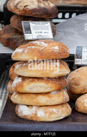 Pain Au Levain / Bianco del pane di pasta acida su una fase di stallo ad un festival di cibo. Oxfordshire, Inghilterra Foto Stock